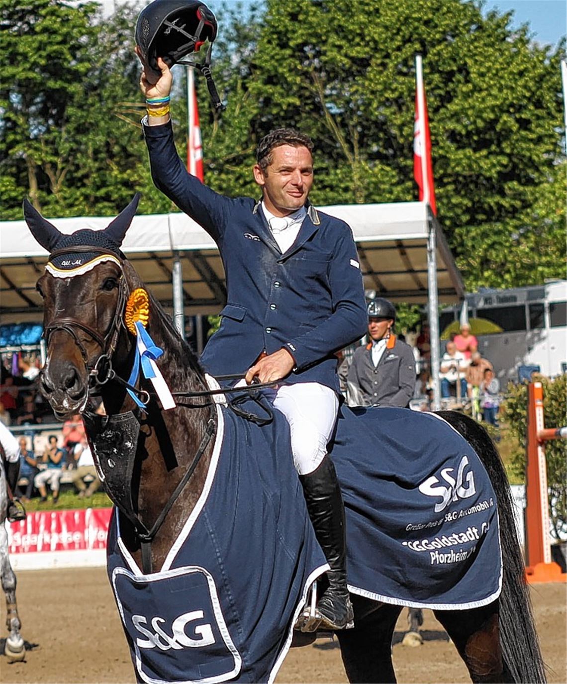 Werner Muff grüßt auf Pollendr als Sieger des Großen Preis der S&G Automobil AG beim Goldstadt Cup. Der Schweizer bleibt im Stechen als Einziger ohne Abwurf. Großer Sport auch beim Großen Preis der Sparkasse Pforzheim-Calw: Hier Sarah Nagel-Tornau aus Attendorn auf Newton. Fotos: Rubner/Roth