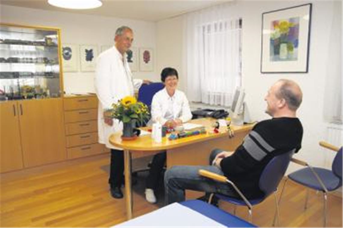 Werner Reininghaus und Helen Saskia Brauns mit einem Patienten. Der Arzt lehnt eine Abschaffung der Hausarztverträge ab. Foto: Sadler