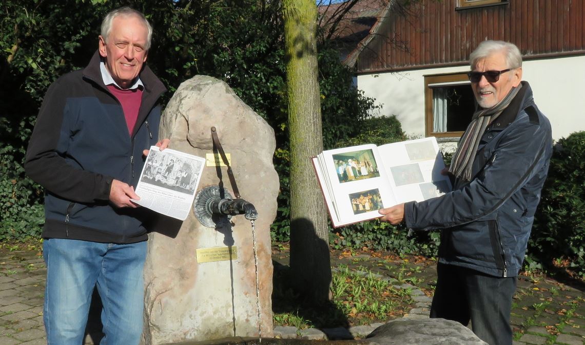 Werner Wuhrer (li.) und Roland Suedes rufen die Entstehungsgeschichte des Brunnens in Erinnerung. Der Erfolg der Theatergruppe „Die Welschen“ klingt noch heute nach.