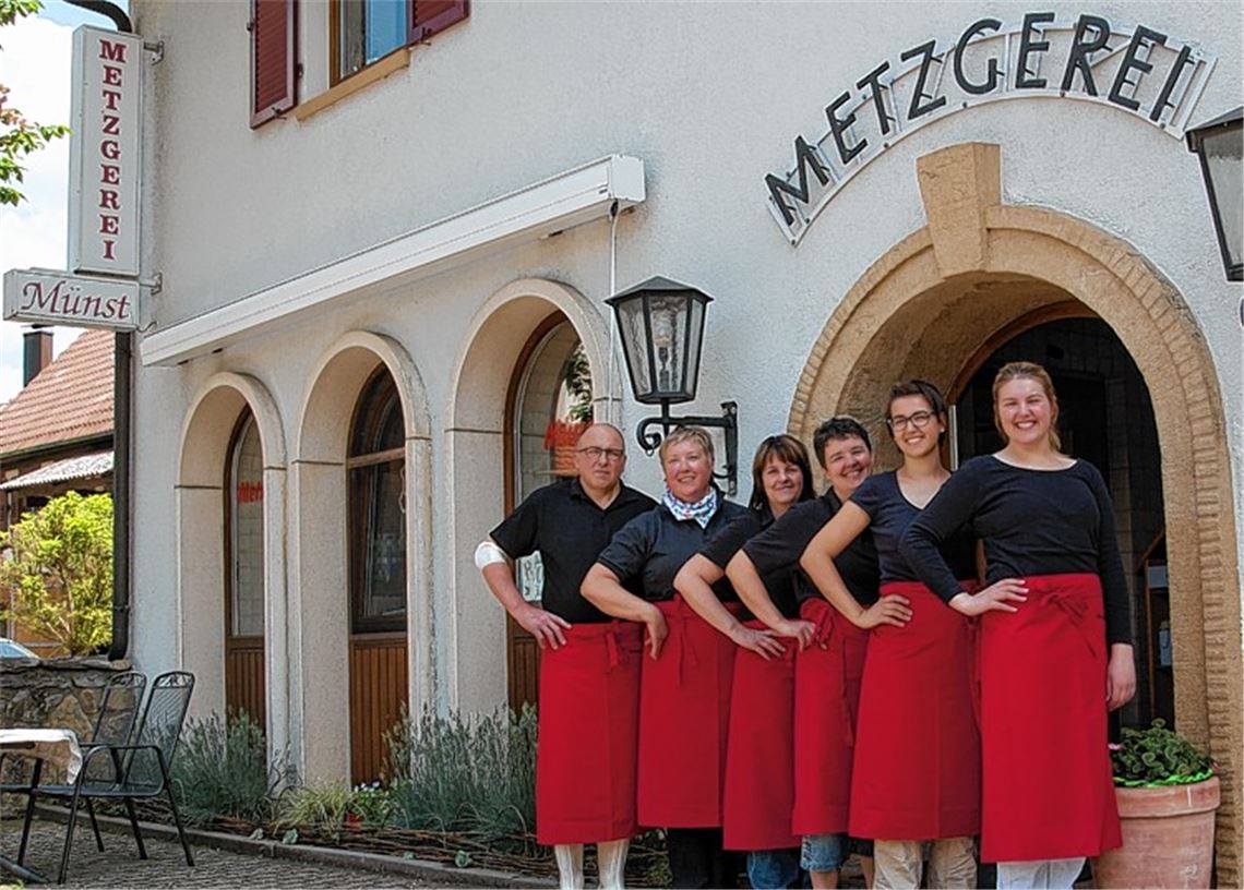 Werner und Ute Münst (v.li.), Miriam Schuhmacher, Susanne Schäfer sowie die Töchter Melanie und Constanze sind ein eingeschworenes Team, das auf ein stolzes Jubiläum blicken kann. 