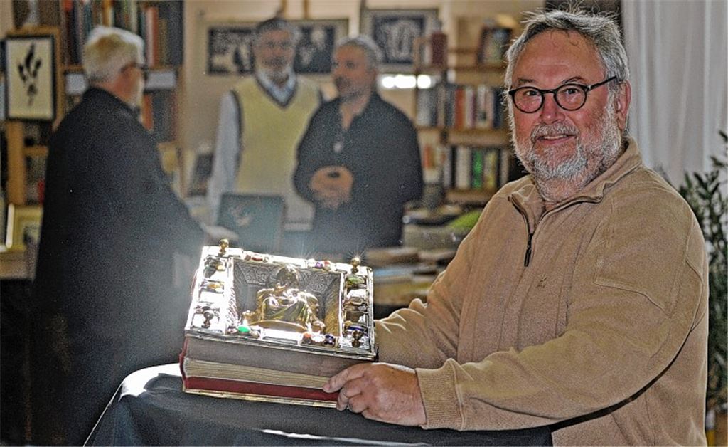 Wertvoll: Gerd Schweizer mit einem Faksimile eines theologischen Werks.