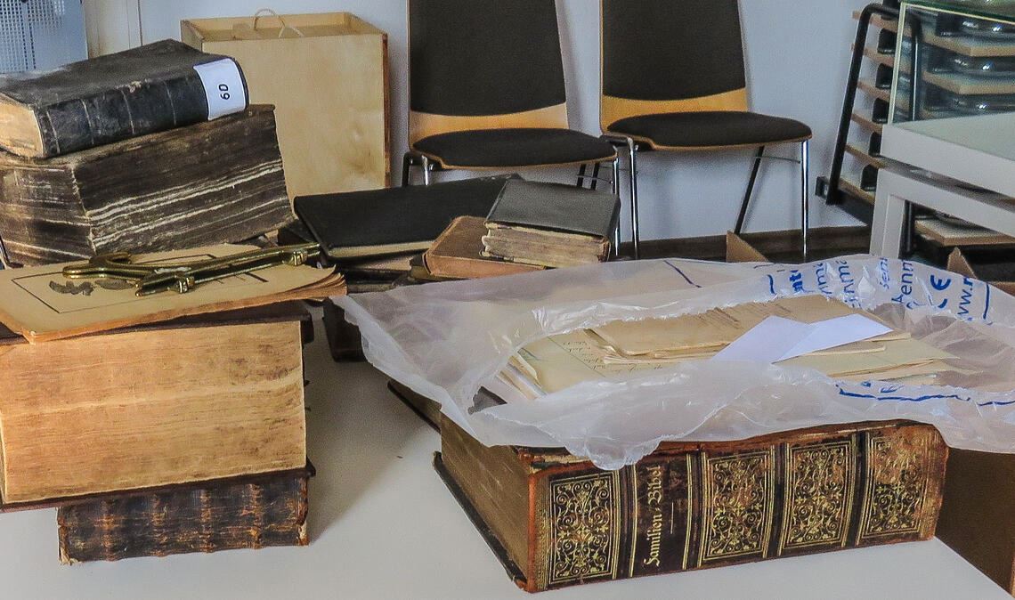Wertvolle Bibeln gehören zum Schatz, der im „Waldenser-Museumsstüble“ den Flammen entging und interimsweise in diesem Raum des alten Schulhauses gelagert wurde. Foto: Archiv
