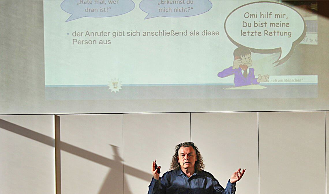 Wertvolle Tipps gegen Telefonbetrüger gibt Polizeihauptkommissar Uwe Heintz auf Einladung des Pflegestützpunkts und der Landfrauen bei einer Veranstaltung im Ratssaal in Remchingen. Foto: Zachmann