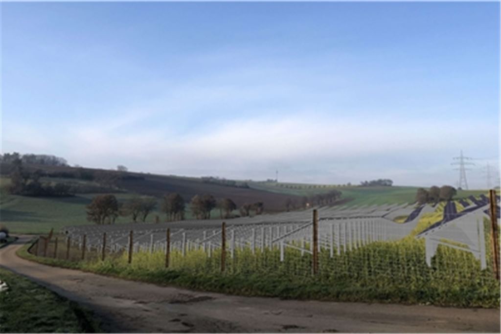 Wertvoller für die Natur als Landwirtschaft? So sollen die „aufgeständerten“ Solarmodule nördlich von Iptingen einmal aussehen.Bild/Montage: wpd