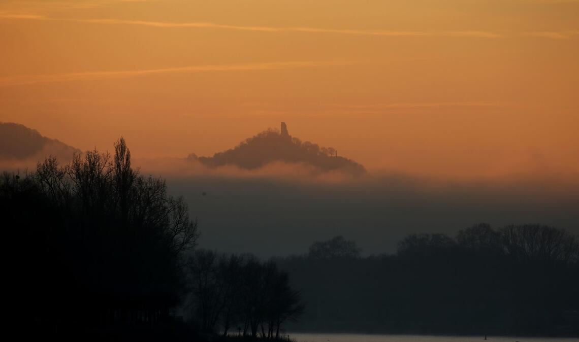 "Westalgie" bezeichnet eine nostalgische Sehnsucht nach der alten Bundesrepublik - hier der Drachenfels bei Bonn im Morgenlicht. (Archivbild)