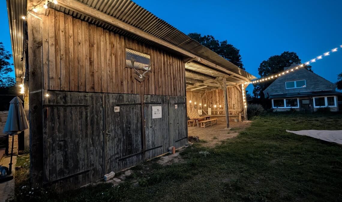 Westernbar und Haupthaus liegen nah beieinander.