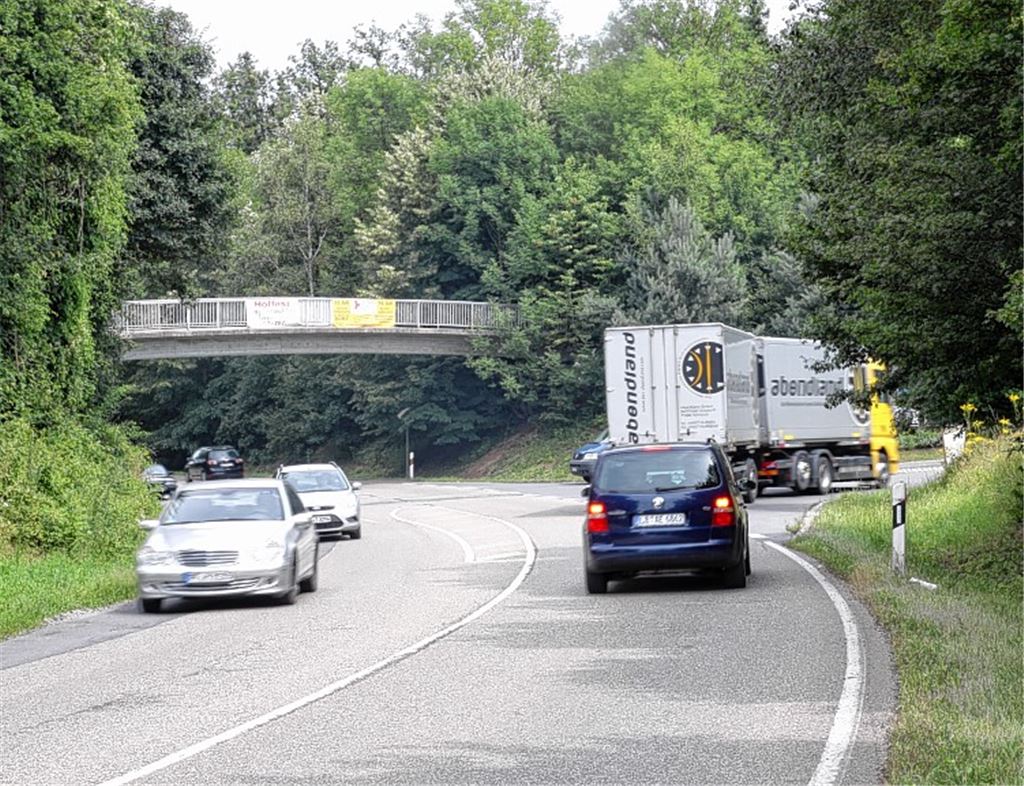 Westlich des Gewerbe- und Industriegebietes Waldäcker sollen sich Betriebe ansiedeln können. Dafür wird die heutige Einmündung von der Osttangente zu einem Kreisverkehr umgebaut. Foto: Eigner