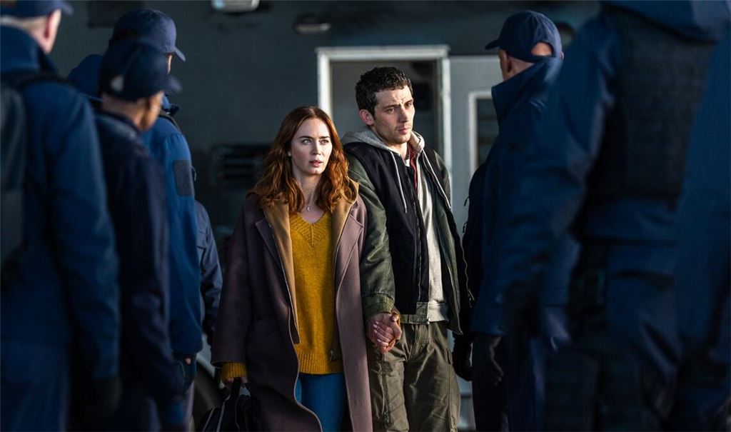Wettermoderatorin Margaret Fairchild (Emily Blunt) und Cybersicherheitsexperte Daniel Kellner (Josh O'Connor) werden gejagt.