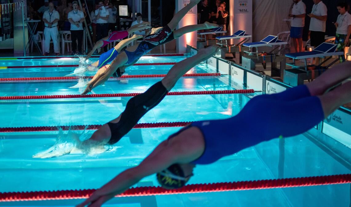 Wettkampfatmosphäre mit Lichteffekten am Samstagabend: Für Badegäste bleibt das Mühlacker Schwimmbad am Wochenende geschlossen. Foto: privat