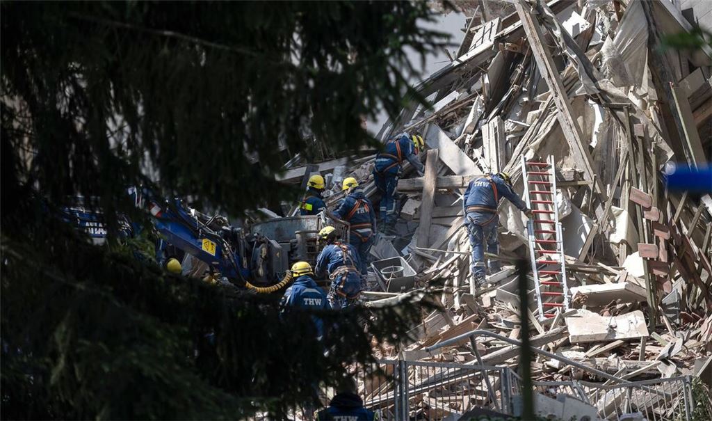 Wettlauf gegen die Zeit - per Hand wird nach Vermissten gesucht.