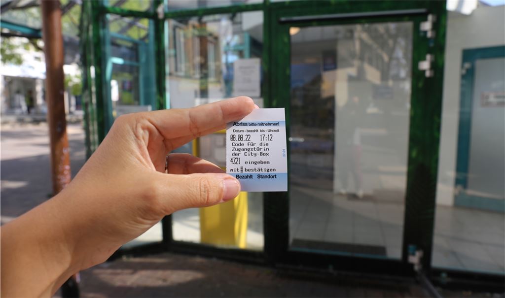 Wichtig: Auf dem Abriss des Tickets steht ein Code – hier 4321 –, mit dem sich der Tiefgaragen-Zugang am Konrad-Adenauer-Platz auch nach 20 Uhr öffnen lässt. Foto: Deeg
