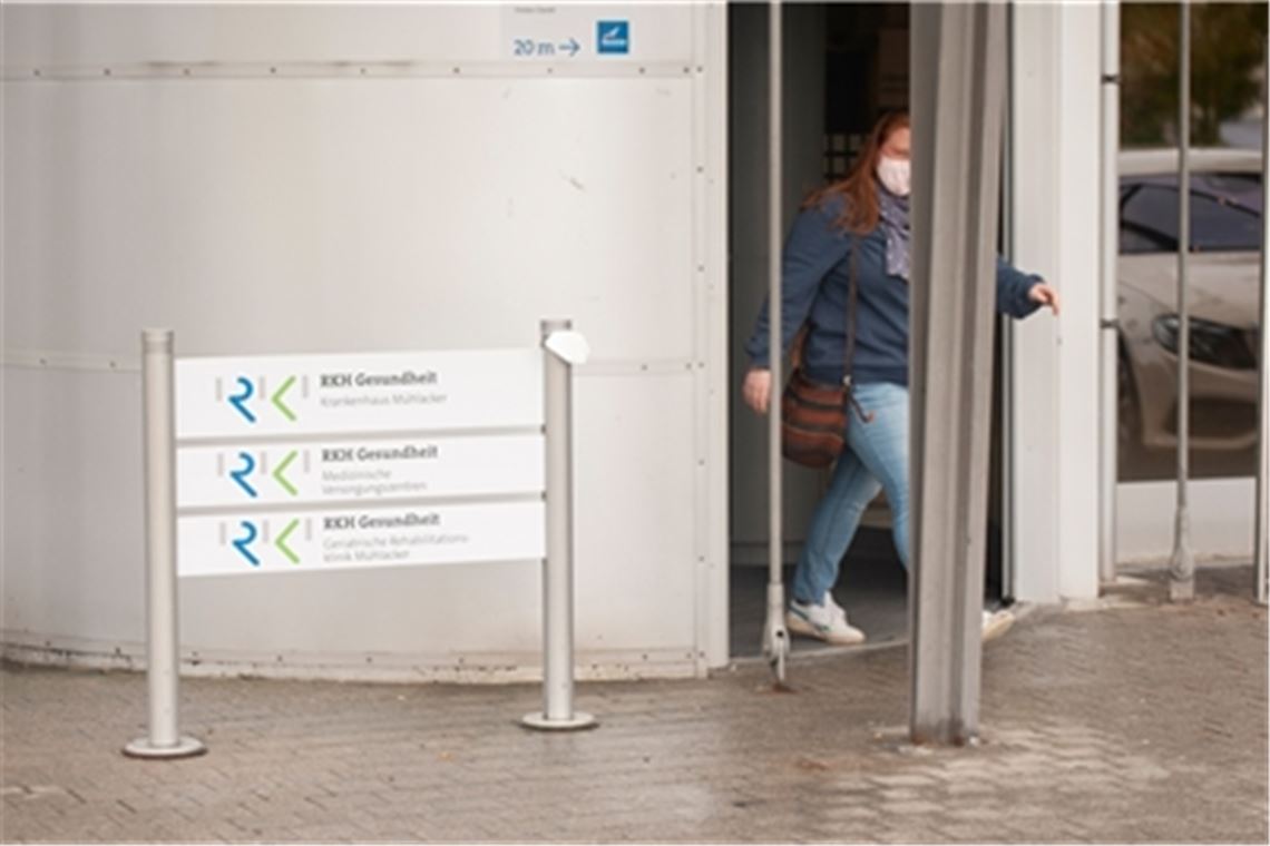 Wichtig für Besucherinnen und Besucher: Auch im Mühlacker Krankenhaus gilt die Maskenpflicht.  Foto: Fotomoment