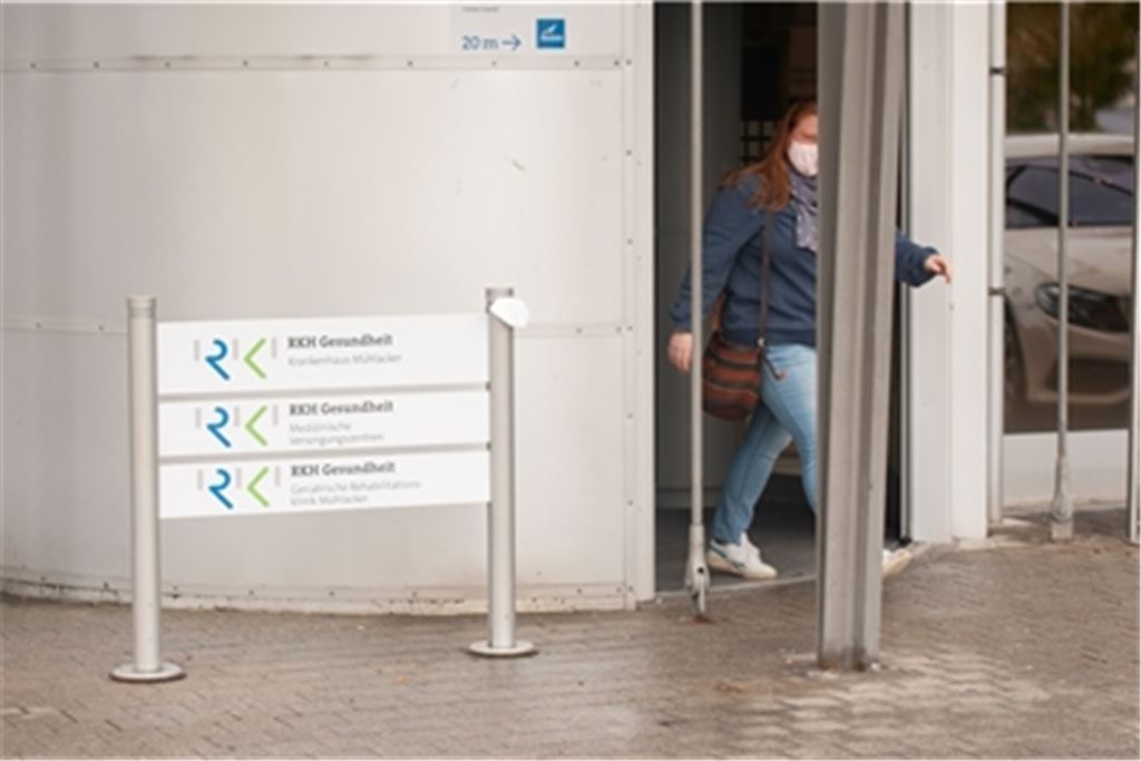 Wichtig für Besucherinnen und Besucher: Auch im Mühlacker Krankenhaus gilt die Maskenpflicht.  Foto: Fotomoment