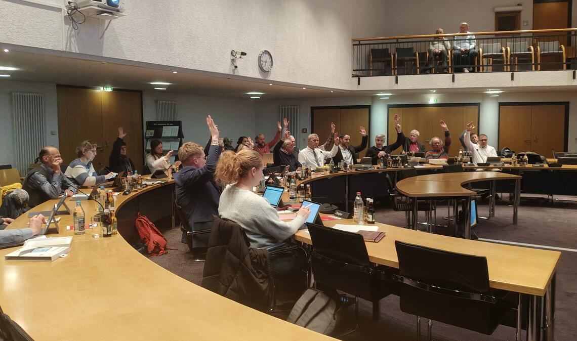 Wichtige Abstimmung: Mit ihrer Zustimmung machen die Gemeinderätinnen und Gemeinderäte den Weg frei für die Finanzplanung 2025. Foto: Deeg