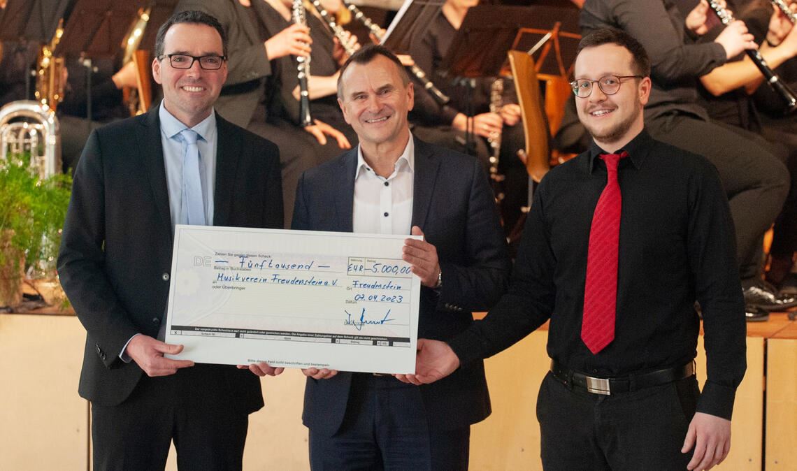 Wichtige Förderung: Christoph Gutjahr (li.) nimmt die Spende von Jörg Burmistrak (Mitte) entgegen. Foto: Fotomoment