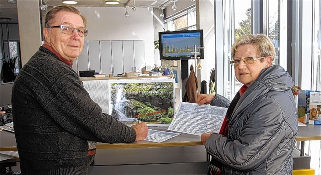 Widerstand gegen Anregung der EU-Kommission zur Wasserwirtschaft: Manfred und Else Laubscher, die in Mühlacker einen Betrieb führen, tragen sich in die Unterschriftenliste ein. 