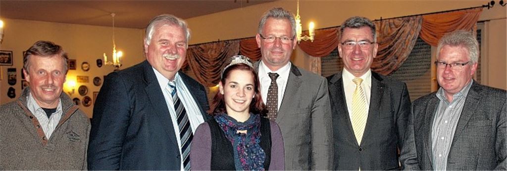 Widerstand gegen eine ungeregelte Ausdehnung von Rebflächen: Martin Werthwein, stellvertretender Vorsitzender des Weinbaubezirks Stromberg und Enztal, Präsident Hermann Hohl, die Vaihinger Weinprinzessin Verena Schmid, Bundestagsabgeordneter Alois Gerig, Bezirksvorsitzender Albrecht Fischer und Bernhard Ritz, Referatsleiter im Regierungspräsidium Stuttgart (v. li.).