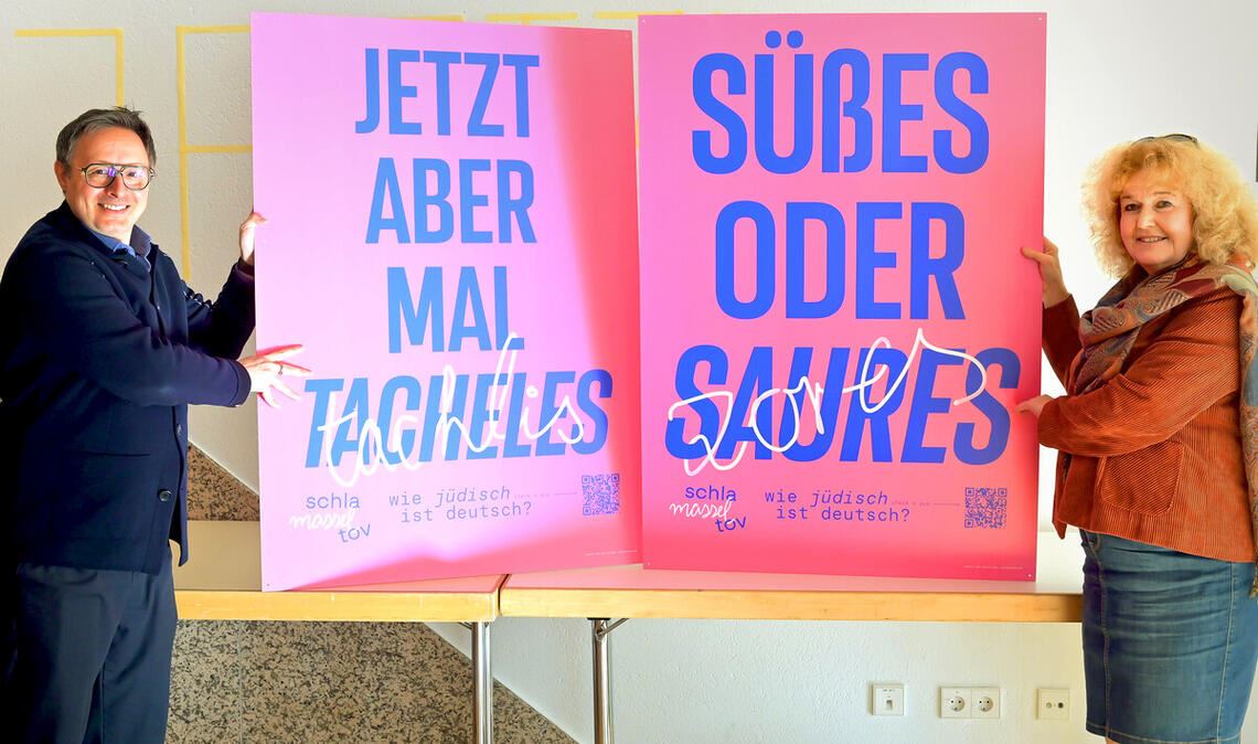„Wie Jüdisch ist Deutsch?“ Gemeindedirektor Michael Rubinstein und Vorstandssprecherin Barbara Traub mit Plakaten für die Jüdischen Kulturwochen.