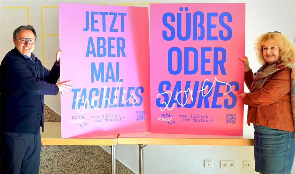„Wie Jüdisch ist Deutsch?“ Gemeindedirektor Michael Rubinstein und Vorstandssprecherin Barbara Traub mit Plakaten für die Jüdischen Kulturwochen.