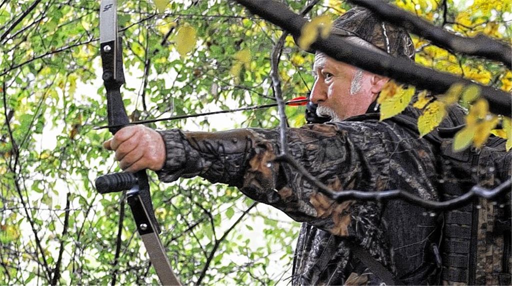 Wie Robin Hood streifen die Schützen durch den Wald: Mit bis zu 400 Stundenkilometern sausen die Pfeile aus dem Bogen. Fotos: Fotomoment