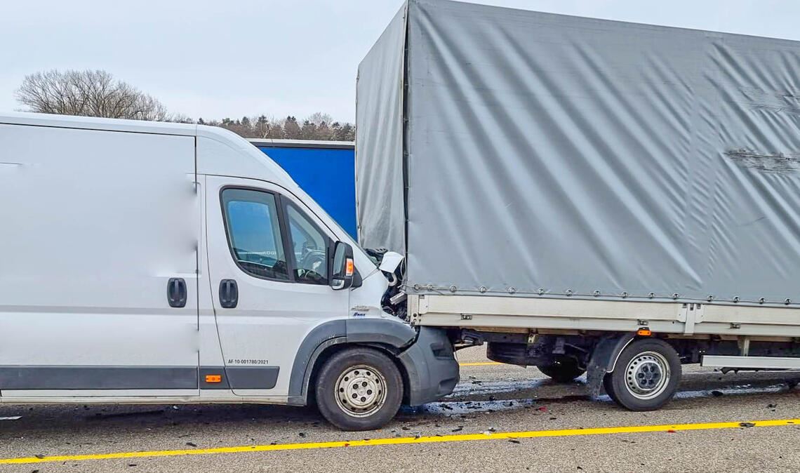 Wie an der Perlenschnur gezogen blockieren die am Unfall beteiligten Fahrzeuge die rechte Spur. Fotos: Einsatz-Report 24
