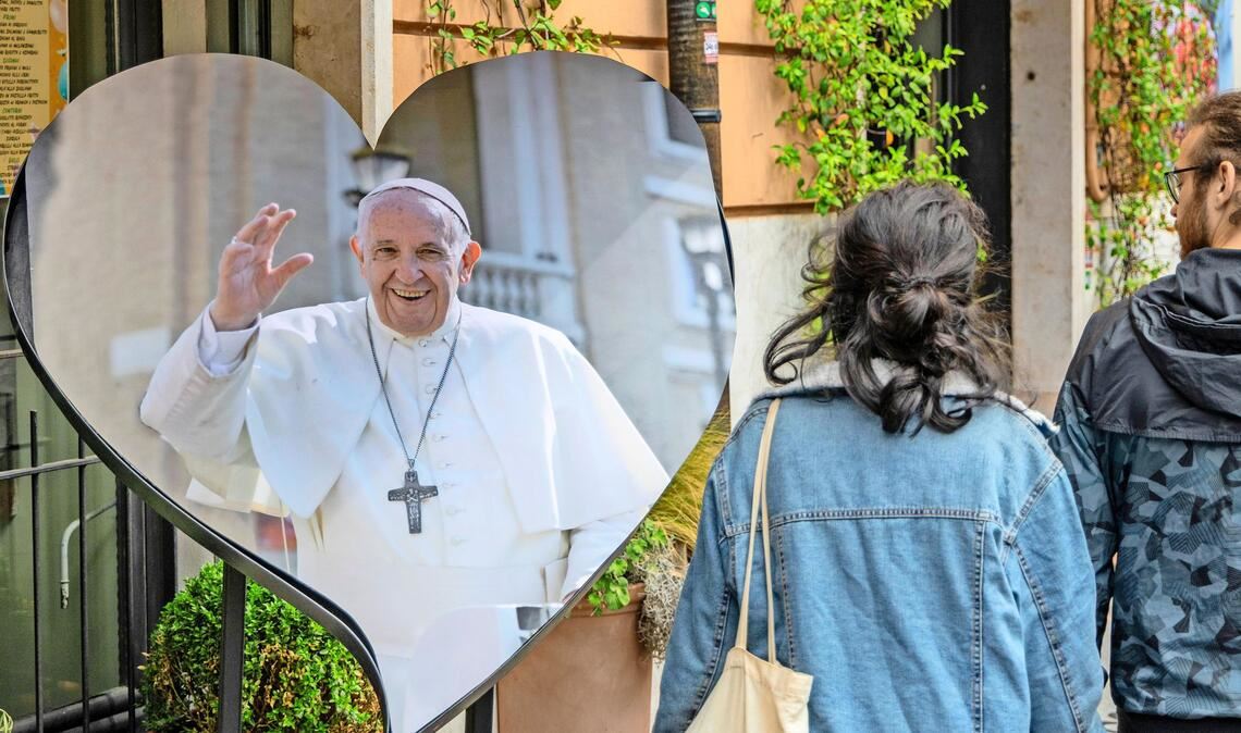 Wie auf diesem Foto vom April 2025 ist  Papst Franziskus auch ein Jahr nach seinem Tod in Rom noch sehr präsent.