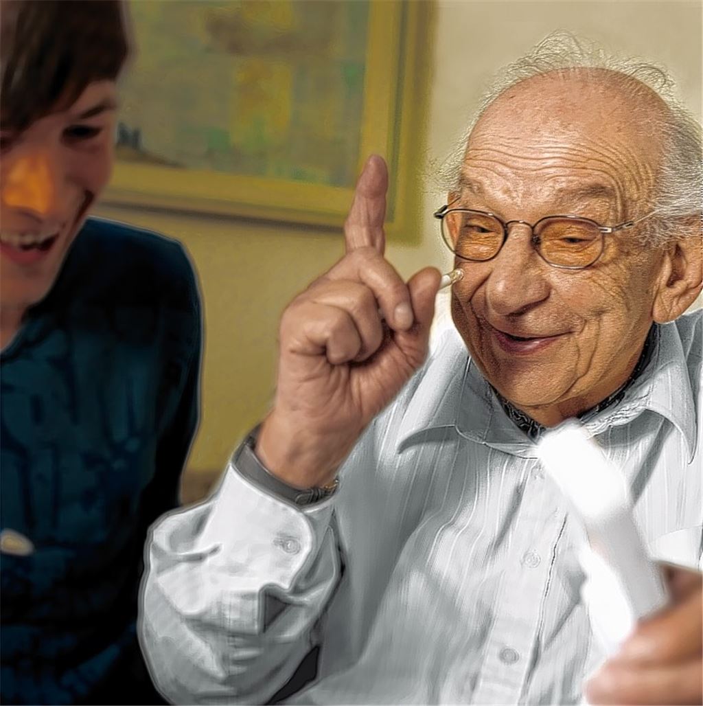 Wie der Alltag für viele Pflegebedürftige aussieht, zeigt die Ausstellung „DaSein – Ein neuer Blick auf die Pflege“ des Bundesministeriums für Gesundheit – hier eine Aufnahme vom Gedächtnistraining. Die insgesamt 36 Fotos sind zwischen dem 28. Januar und dem 9. Februar in Geschäften an der Mühlacker Bahnhofstraße zu sehen, ehe vom 11. bis zum 28. Februar ein Teil der Schau in Pflegeeinrichtungen, ein anderer in Ötisheimer Geschäften präsentiert wird.