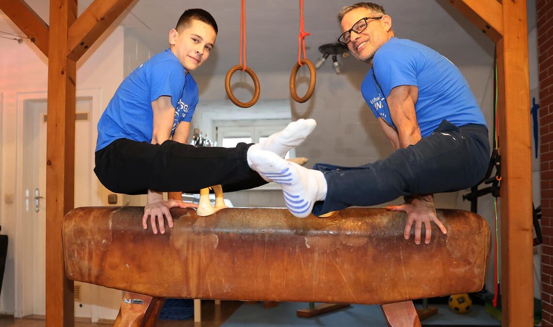 Wie der Vater, so der Sohn: Luc und Dirk Walterspacher trainieren gerne gemeinsam auf dem Seitpferd in der heimischen Wohnung. Fotos: Ruber