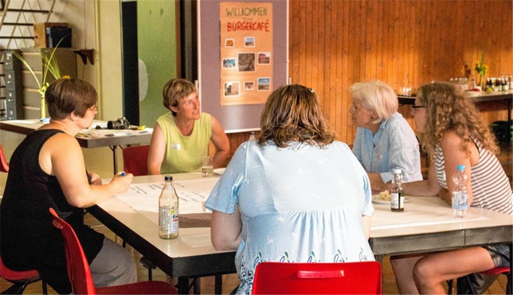 Wie die Ortskernsanierung in Lomersheim aussehen könnte, besprechen die Teilnehmer des Bürgercafés in kleinen Gruppen.