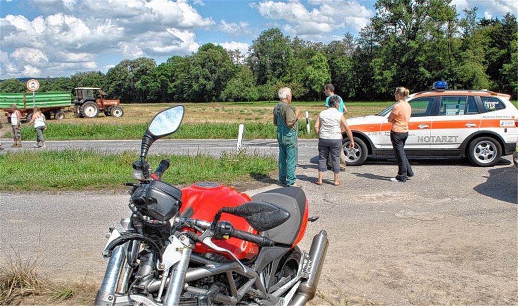 Wie durch ein Wunder erleidet ein Motorradfahrer bei einem Unfall kurz vor Illingen nur leichte Verletzungen. Foto: Stahlfeld