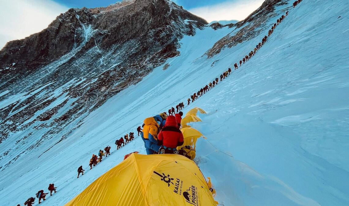 Wie ein Lindwurm: An sonnigen Tagen steigen hunderte Bergsteiger in langer Reihe auf den Gipfel des Mount Everest