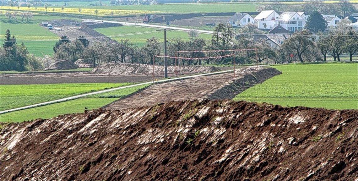 Wie ein langer Wurm schlängelt sich die Baustelle zwischen Wiernsheim und Pinache.