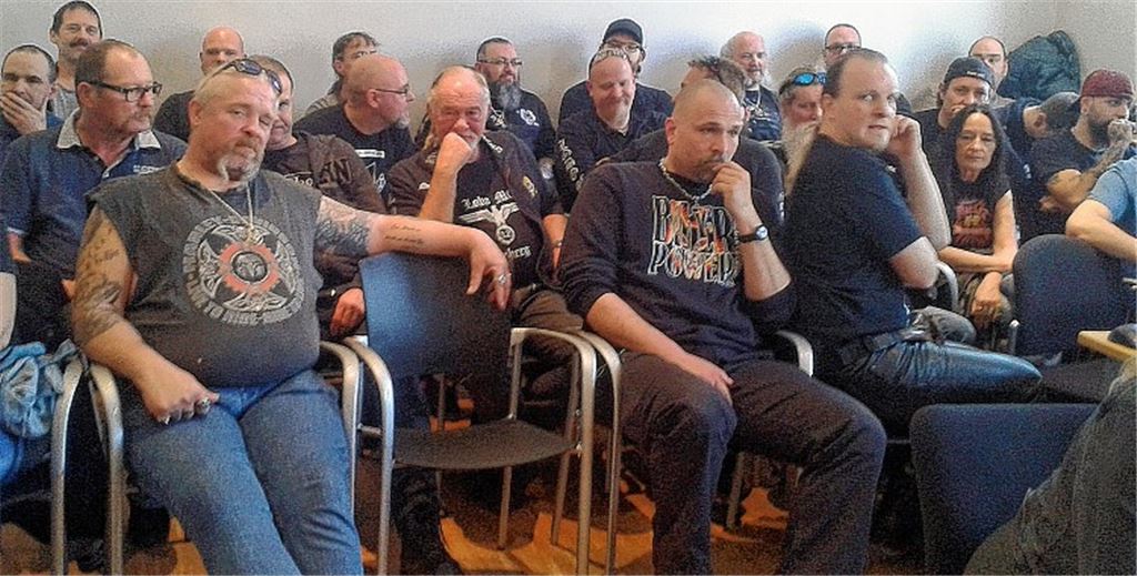 Rocker sorgen für Enge im Gerichtssaal
