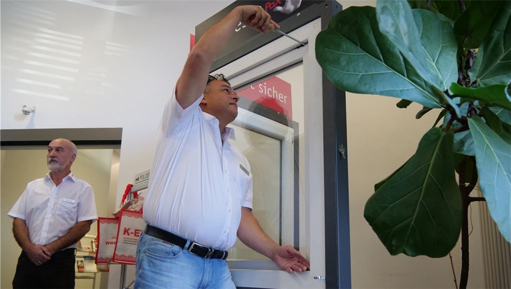 Wie einfach es ist, ein Fenster auszuhebeln, demonstrieren Uwe Heintz (re.) und Joachim Reiling. Beim Polizeipräsidium Pforzheim betreuen sie die kriminalpolizeiliche Beratungsstelle, die am 31. Oktober wieder öffnen wird. Foto: Friedrich