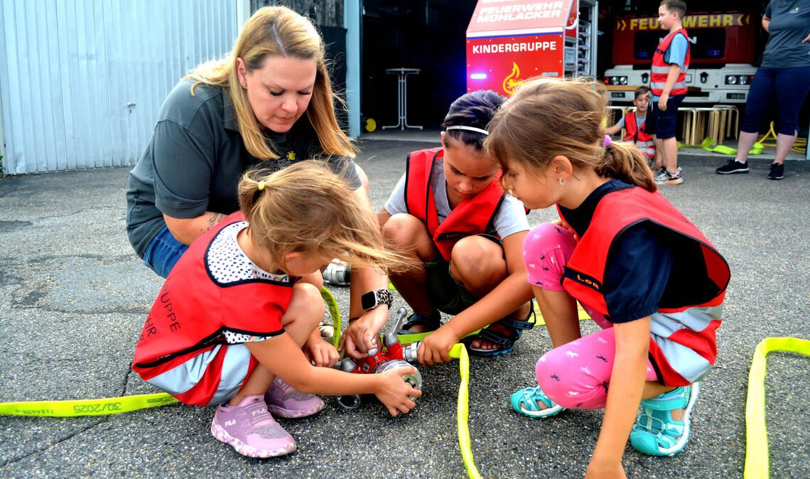 Wie funktioniert es richtig? Hier lernen Mädchen der Kindergruppe, wie die Schläuche an einem Verteiler angebracht werden müssen. Fotos: Stahlfeld