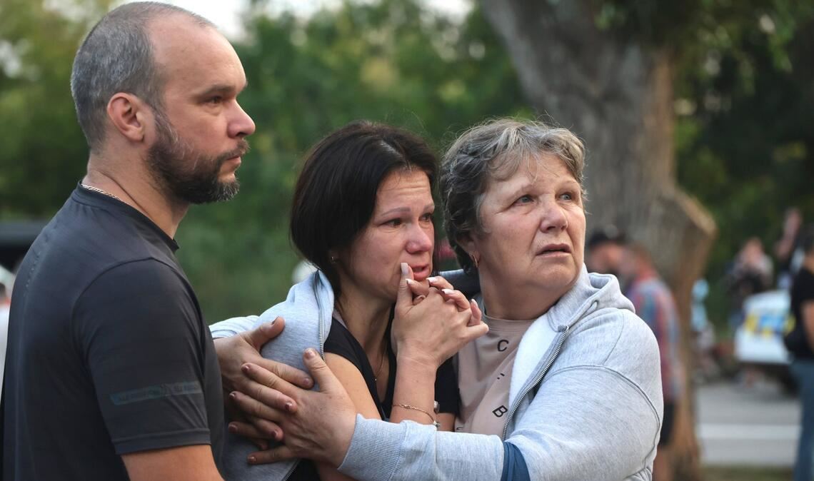 Wie geht es weiter? Was kommt als Nächstes? Eine ukrainische Familie schaut nach eoinem russischen Drohneangriff fassungslos auf ihr zerstörtes Zuhause in der ostukrainischen Stadt Charkiw.