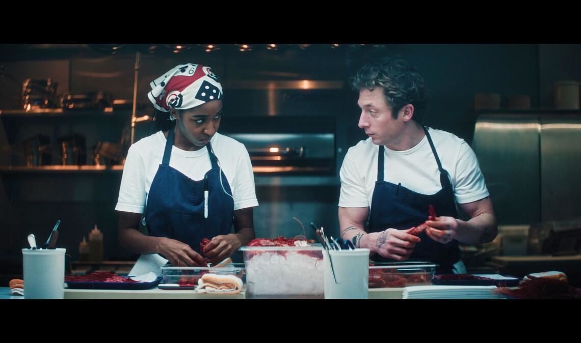 Wie geht es weiter für Koch Carmen "Carmy" Berzatto (Jeremy Allen White, rechts) und seine nicht minder talentierte Kollegin Sydney Adamu (Ayo Edebiri)? Das Restaurant "The Bear" steht in der fünften Staffel am Scheidepunkt.