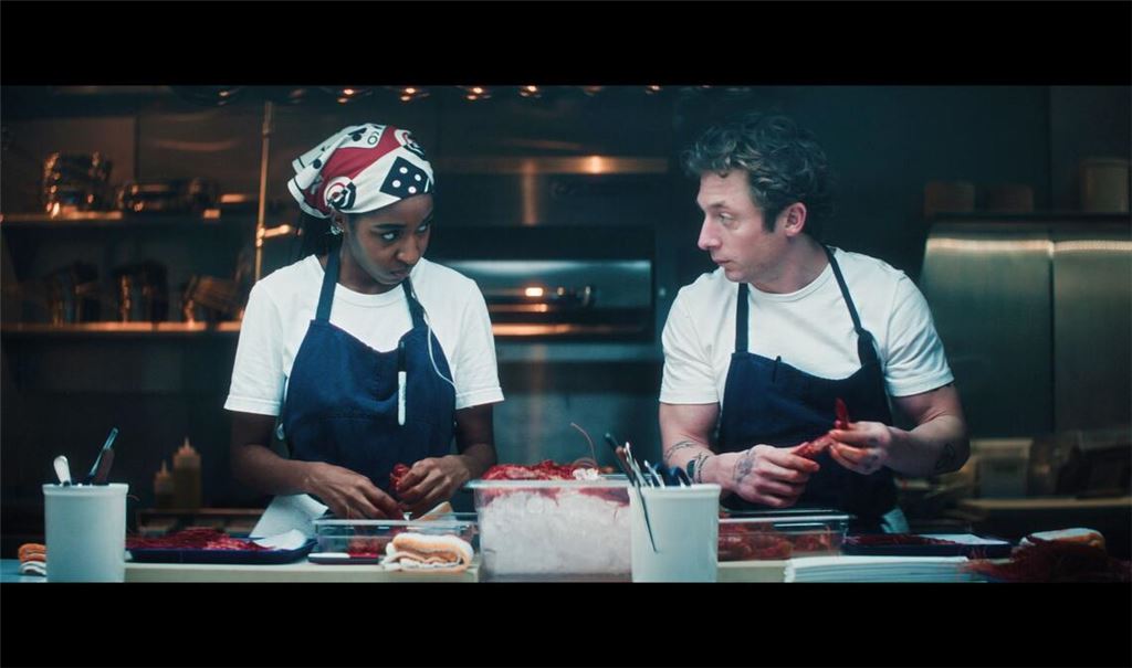 Wie geht es weiter für Koch Carmen "Carmy" Berzatto (Jeremy Allen White, rechts) und seine nicht minder talentierte Kollegin Sydney Adamu (Ayo Edebiri)? Das Restaurant "The Bear" steht in der fünften Staffel am Scheidepunkt.