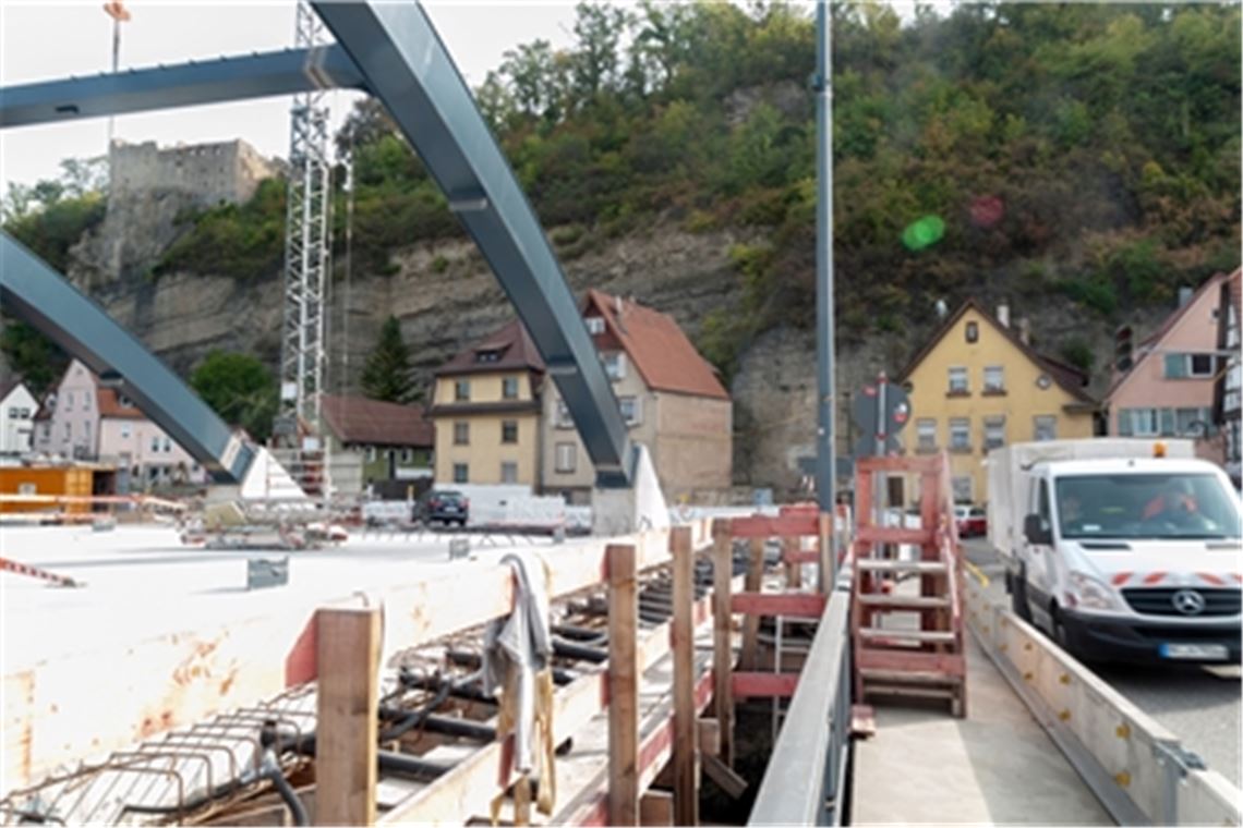 Wie geht es weiter mit dem Bau der Enzbrücke? Das fragt sich nicht nur die CDU-Fraktion im Gemeinderat. Foto: Fotomoment