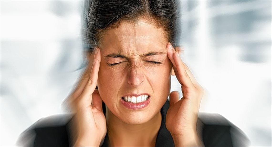 Wie heiße Ölspritzer oder Nadelstiche auf der Haut: So beschreibt eine Betroffene die Gesichtsschmerzen der Trigeminusneuralgie. 