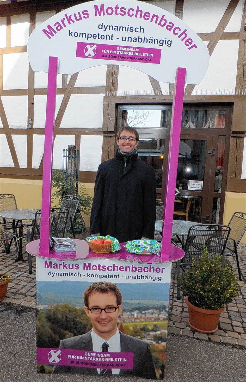 Wie hier auf dem Kelterplatz stellt Markus Motschenbacher sich und seine Ideen in Beilstein vor. Am Sonntag wird in der Stadt im Landkreis Heilbronn ein neuer Bürgermeister gewählt.