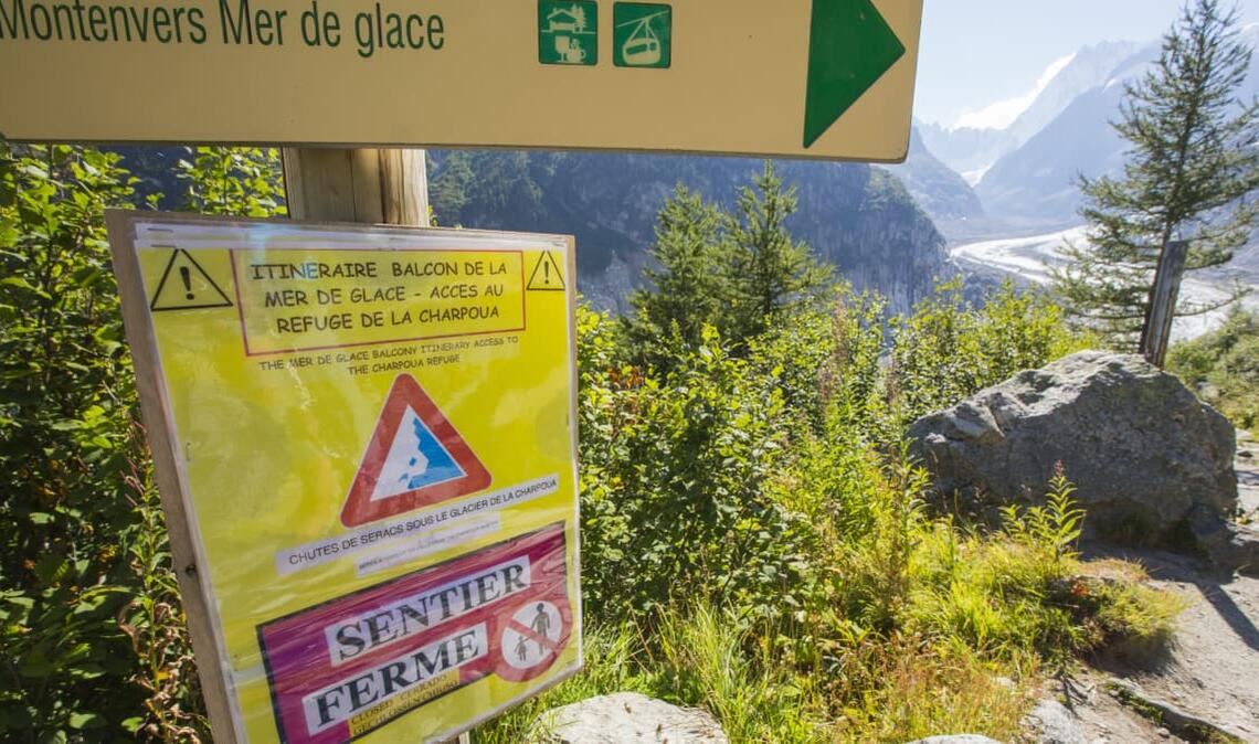 Wie hier beim Mer de glace bei Chamonix warnen Hinweisschilder auf gefährliche Wander- und Kletterrouten. Durch den Klimawandel sind Wege teilweise unpassierbar geworden. 