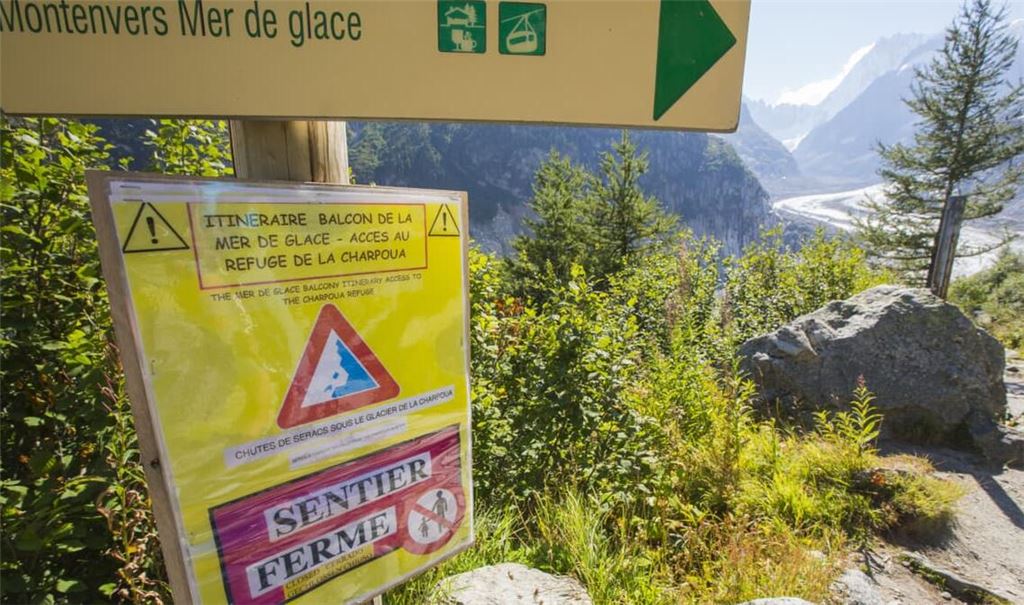 Wie hier beim Mer de glace bei Chamonix warnen Hinweisschilder auf gefährliche Wander- und Kletterrouten. Durch den Klimawandel sind Wege teilweise unpassierbar geworden. 
