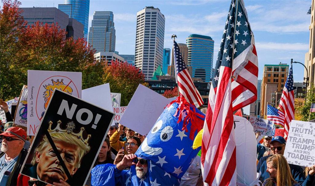 Wie hier in Minneapolis sind in den USA die Menschen gegen Trump auf die Straße gezogen.