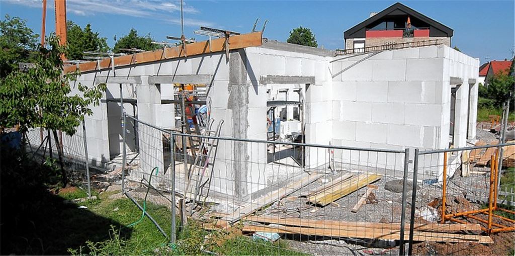 Wie in Mühlacker – hier der Neubau „Rabennest II“ – bemühen sich etliche Städte und Gemeinden, ihren Nachholbedarf an Krippenplätzen für unter dreijährige Kinder zu decken. Foto: Kollros