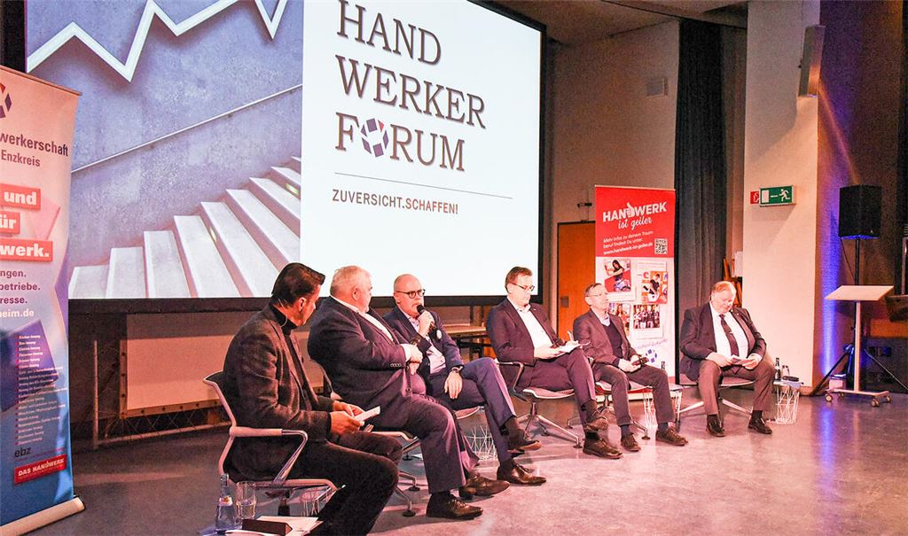 Wie ist die aktuelle Situation im Handwerk? Darüber diskutieren (v. li.) Frank Herrmann, Hans Neuweiler, Peter Haas, Professor Dr. Erik Schweickert, Herbert Marquard und Joachim Butz. Foto: Bott