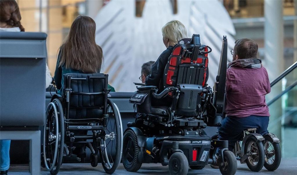 Wie kann da Leben für Menschen mit Behinderungen alltagstauglicher werden? Der Bundestag berät nun über das Behindertengleichstellungsgesetz.