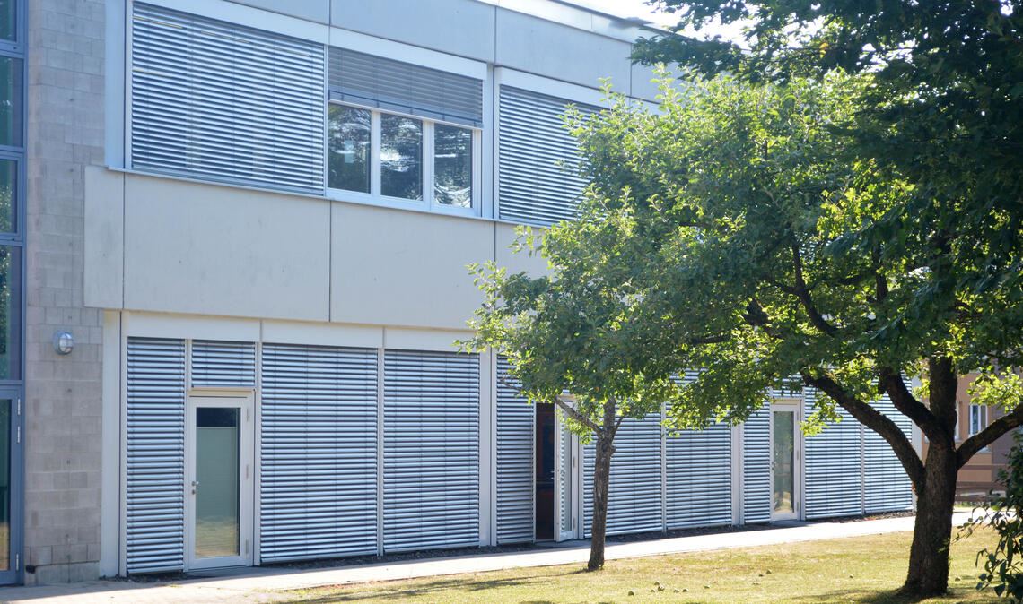 Wie kann man die Illinger Schülerinnen, Schüler, Lehrerinnen und Lehrer vor der Hitze schützen? Die Jalousien allein reichen wohl künftig nicht mehr aus. Foto: Stahlfeld