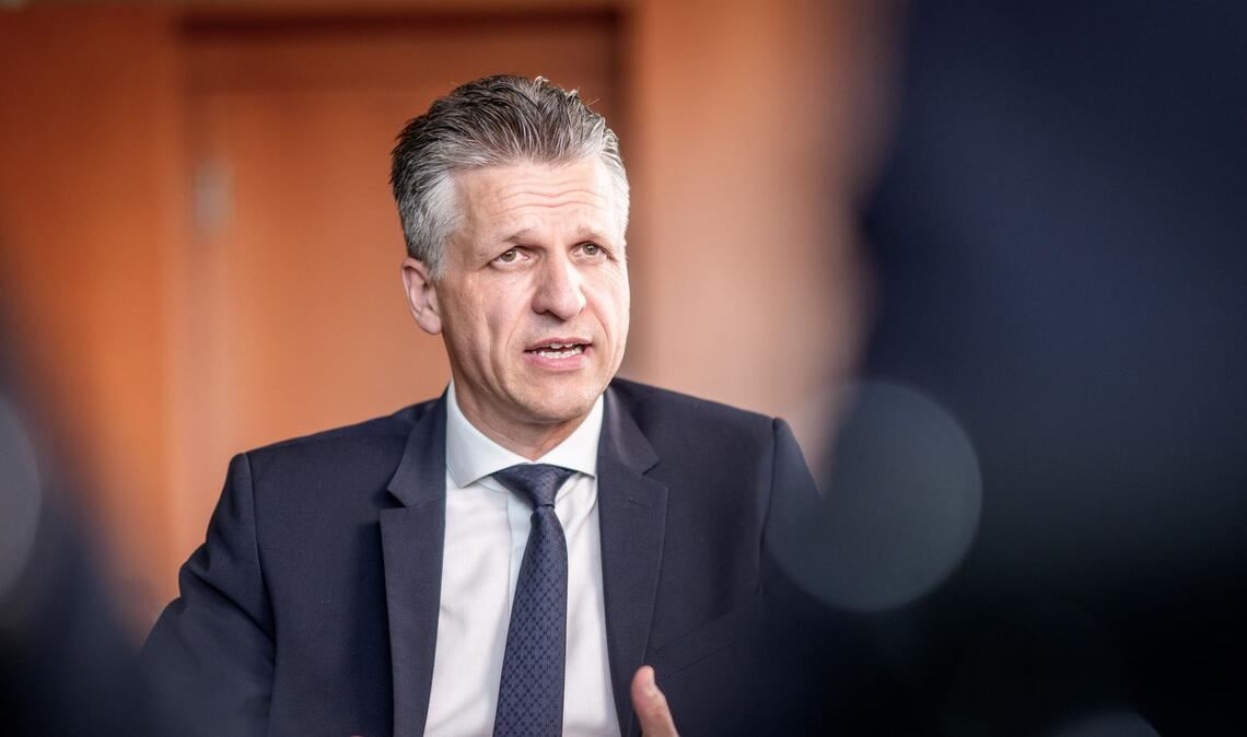 Frei: Koalitionsvertrag sieht keine Steuererhöhung vor Wie können die Milliardenlöcher im Haushalt gestopft werden? Kanzleramtsminister Thorsten Frei (CDU) meint: Nicht mit Steuererhöhungen. (Archivbild)