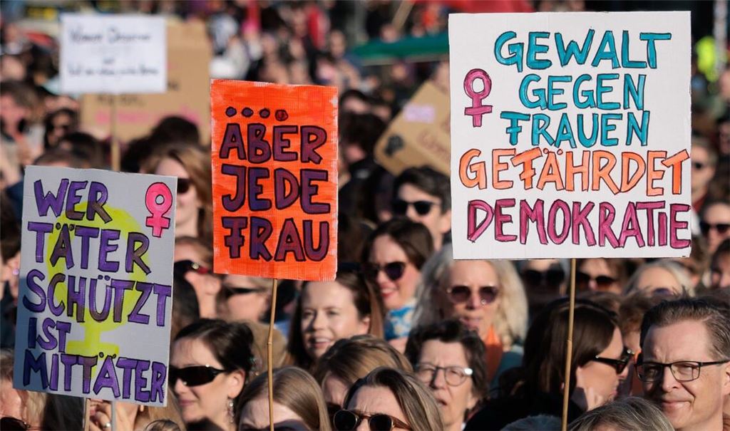 Wie können vor allem Frauen besser vor sexueller Gewalt geschützt werden? Die Grünen wollen das mit einem neuen Gesetz erreichen (Symbolfoto).